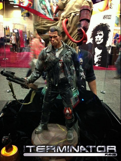 Sideshow Collectibles T2 Statue Battle Damaged with Bonus Thumbs Up